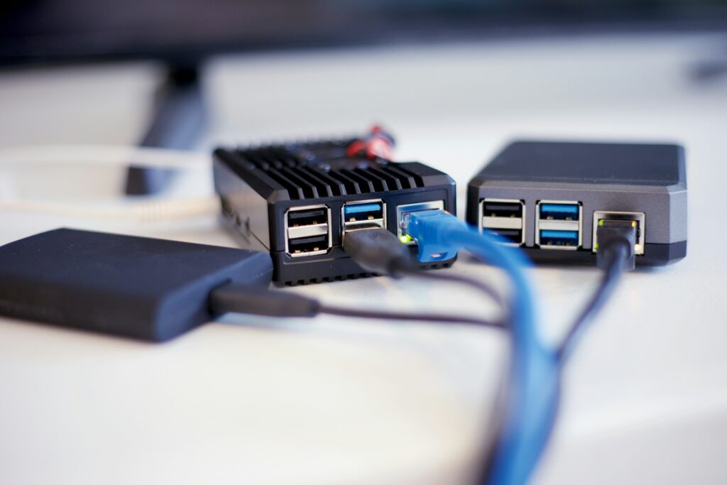 jainath-ponnala-9wWX_jwDHeM-unsplash „Kompakte Netzwerkgeräte mit Ethernet- und USB-Verbindungen, ideal für IT-Infrastruktur und Edge-Computing-Anwendungen.“